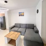 Apartment Neon Waves By Adriatic Living Golem (Tirana)